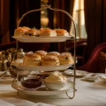 Afternoon tea londres : présentoir à étages, scones et thé