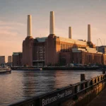 Battersea Power Station Londres vue depuis la Tamise, cheminées blanches et briques rouges à l’aube