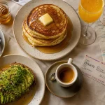 Brunch Londres : pancakes, œufs et mimosa sur une table