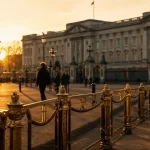 Bukingam palace en été, garde et grilles dorées à la golden hour