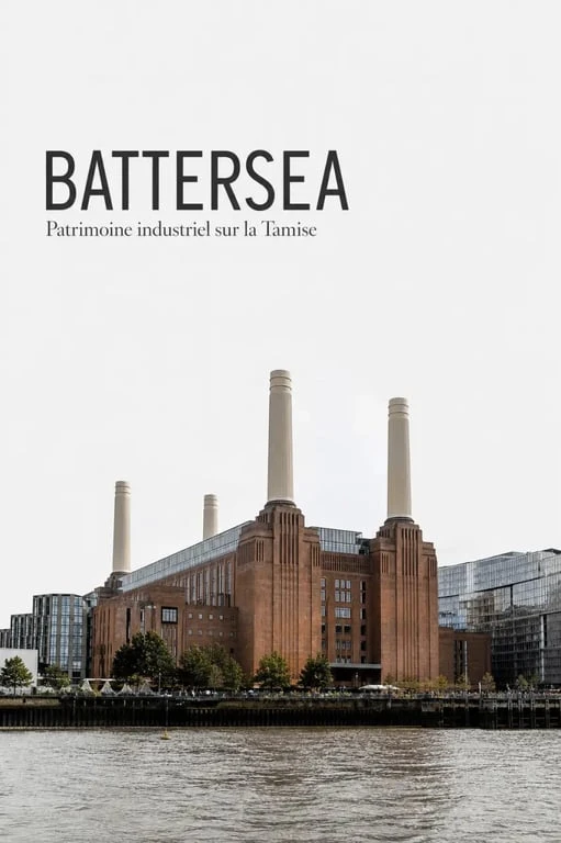 Battersea Power Station à Londres vue depuis la Tamise avec ses 4 cheminées et sa façade de brique