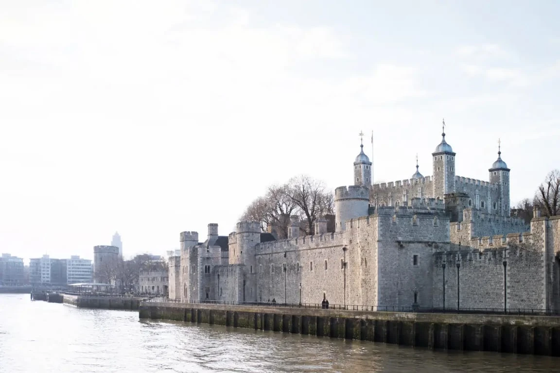 Visiter la tour de londres : vue extérieure de la forteresse au bord de la Tamise