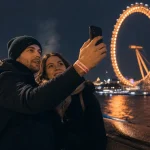 Nouvel an Londres : London Eye sur la Tamise, couple au bord du fleuve