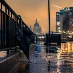 Que faire a londres en mars 2026 : pont au bord de la Tamise, South Bank, parapluie et météo de mars