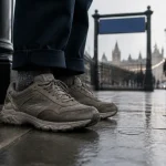 Quelles chaussures pour visiter Londres : baskets de marche sur pavés humides près du métro