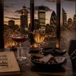 Rooftop londra au crépuscule : dîner et cocktails face aux gratte-ciel