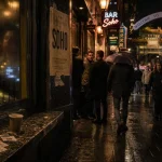 soho londres : rue, néons et foule sortant d’un pub