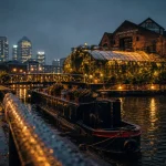 Visiter les docks de Londres depuis West India Quay, péniche et reflets à Canary Wharf