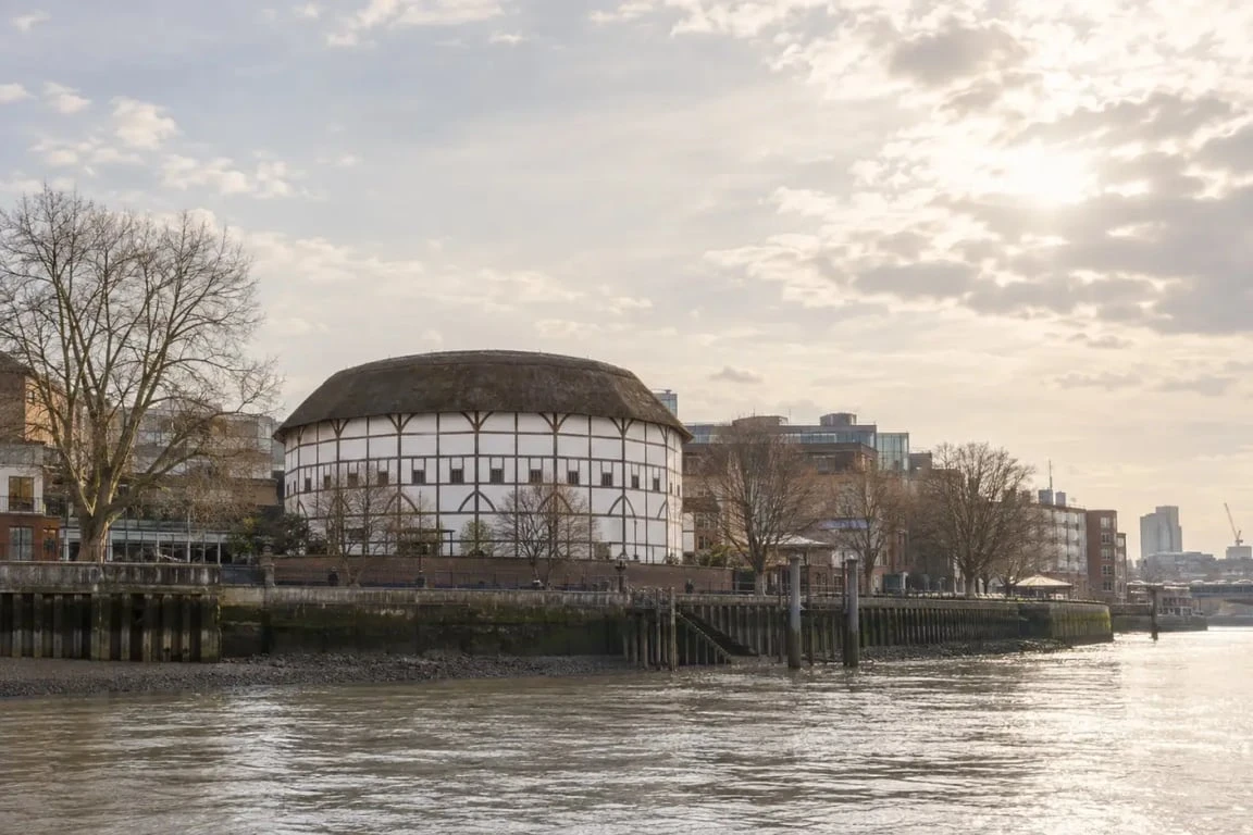 Théâtre Shakespeare Londres : vue du Shakespeare’s Globe depuis Bankside