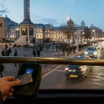 Ligne de bus londres pour visiter : bus impérial rouge 24 près de Trafalgar Square