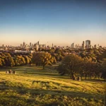 Primrose hill : vue depuis le parc, herbe et skyline londres