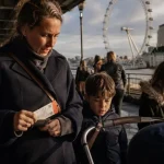 Que faire a Londres en famille : famille sur South Bank, Westminster Bridge et London Eye