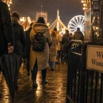Que faire a londres en novembre : visiteurs à Winter Wonderland sous la pluie