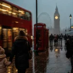 Visiter Londres en 2 jours en famille : enfant près de Big Ben et London Eye